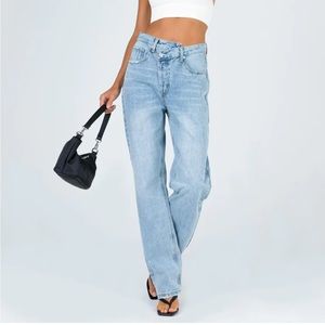 HOLLY ASYMMETRIC STRAIGHT LEG JEAN LIGHT WASH DENIM